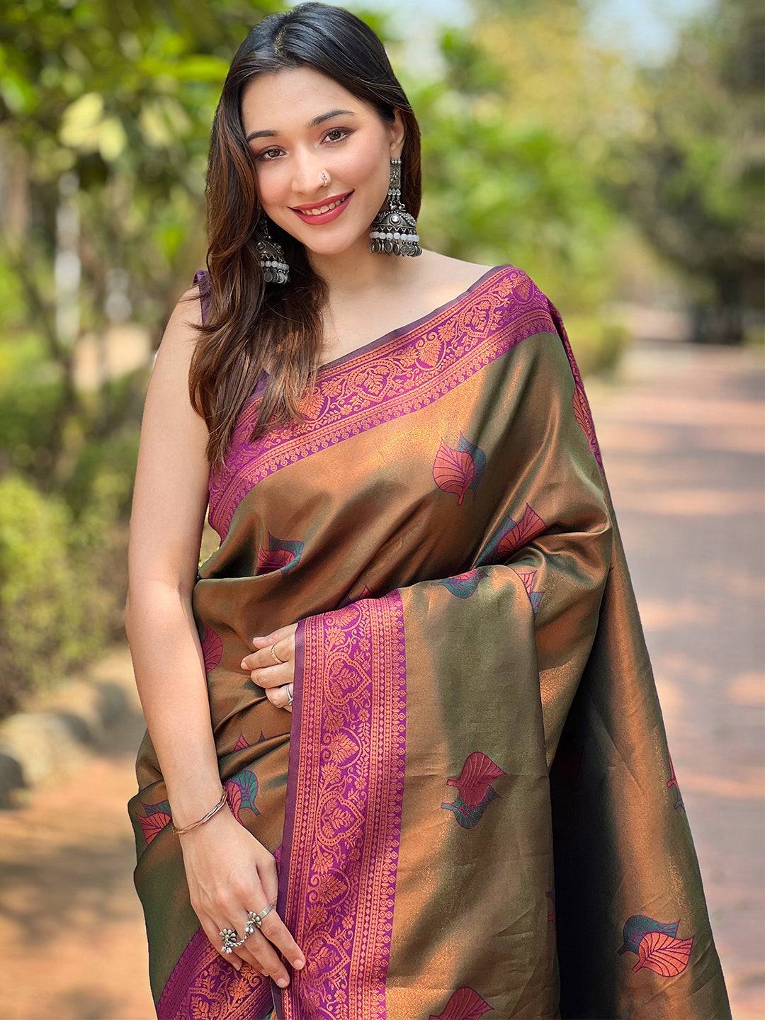 Which blouse and accessories suit black Kanjivaram sarees?