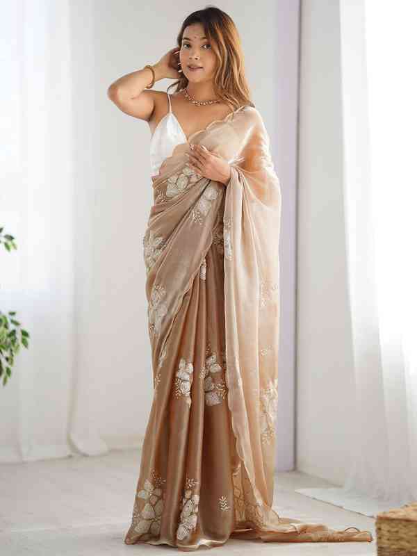 Get sleeveless saree